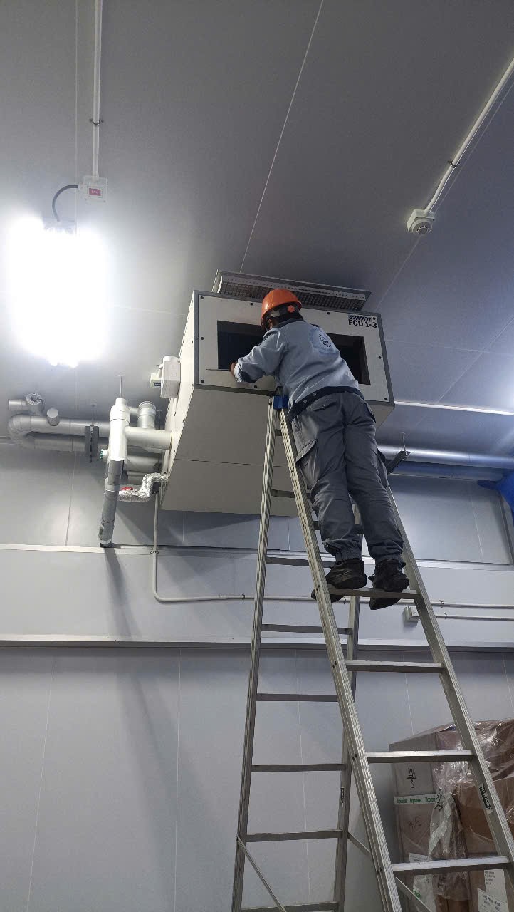 a happy customer shaking hands with a refrigeration technician after a successful repair in Vinh Hung Long An