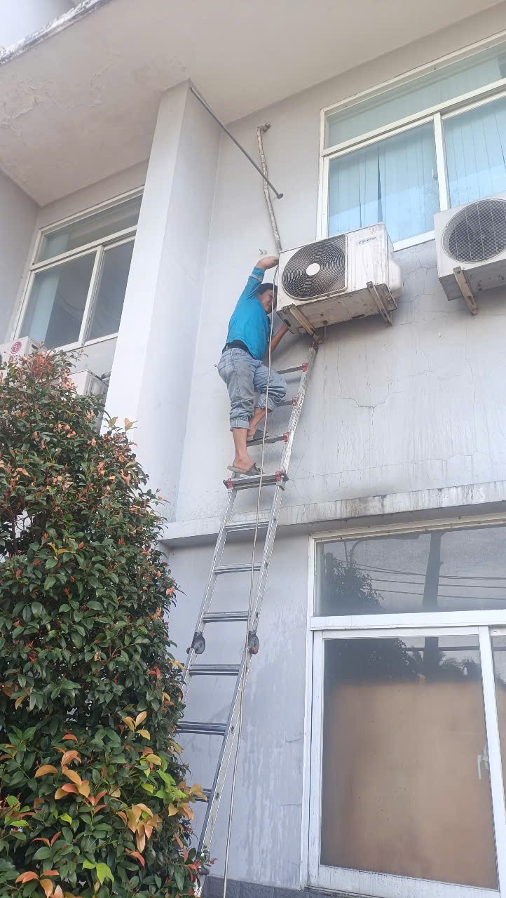 air conditioner maintenance technician with tools