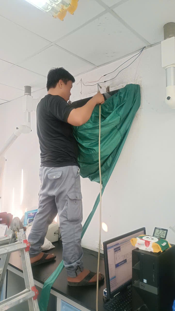 air conditioner repair technician diagnosing problem