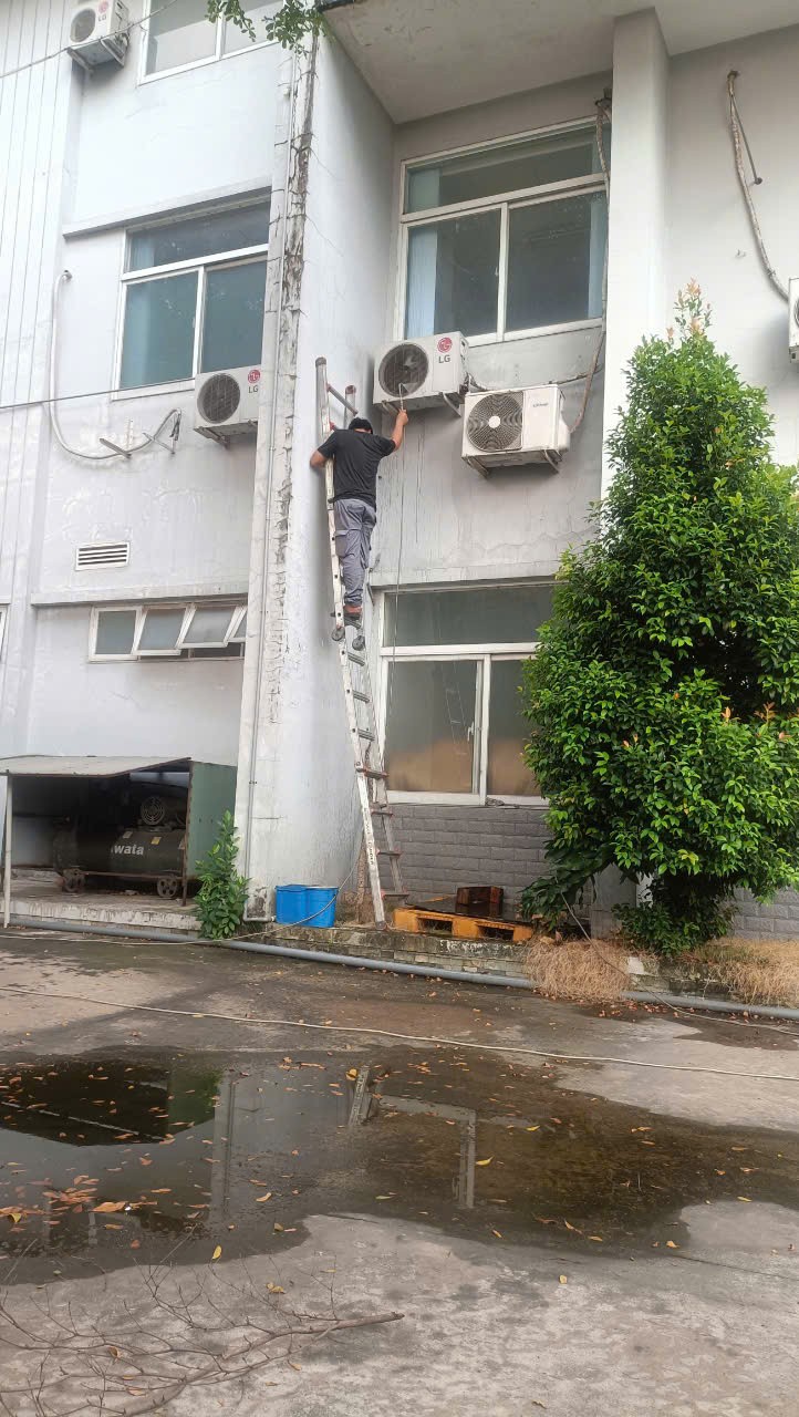 customer service representative helping customer with air conditioner issue