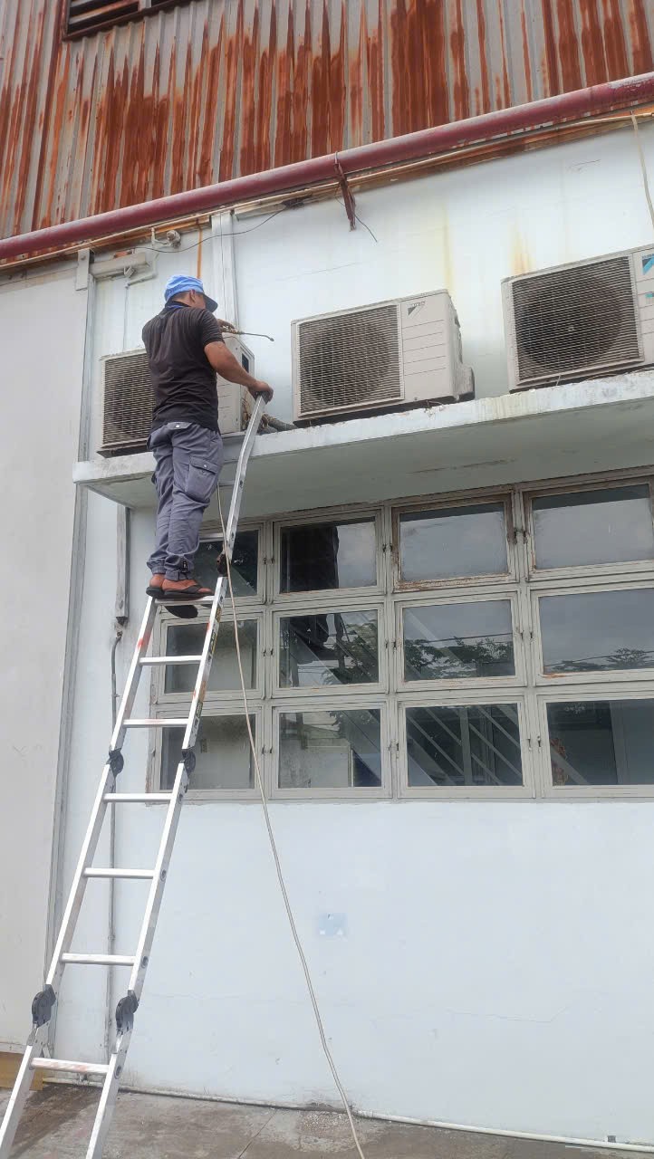 air conditioning unit on wall in home