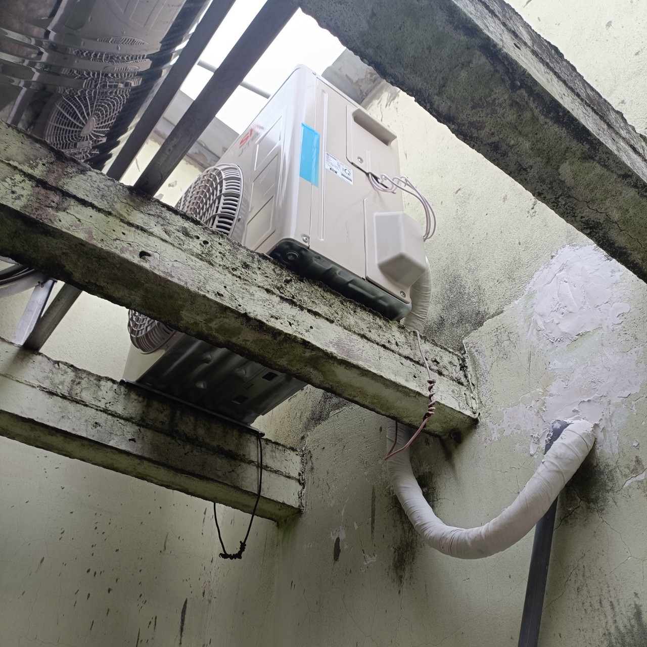 technician repairing air conditioner in Binh Duong