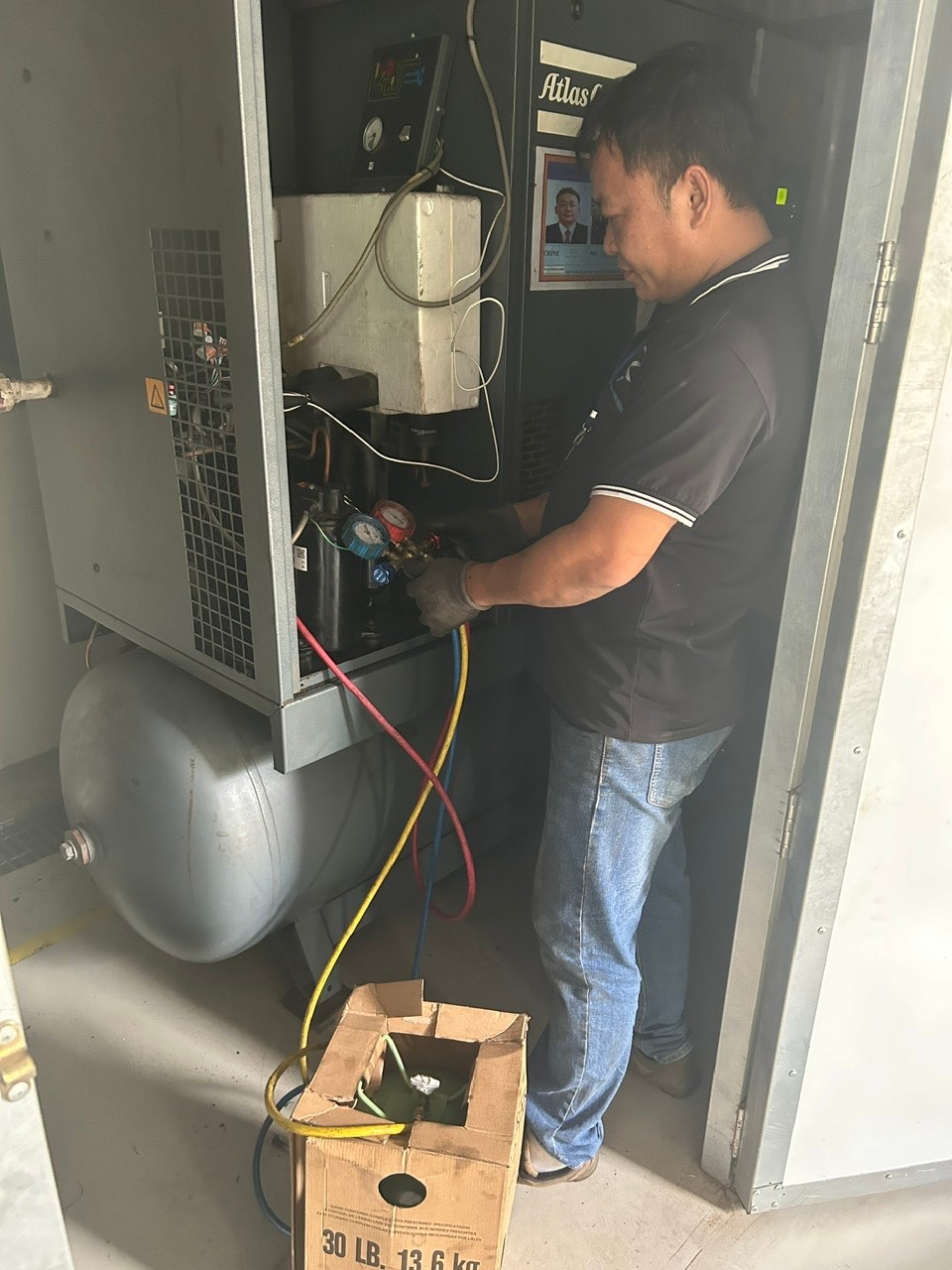 team of air conditioning technicians