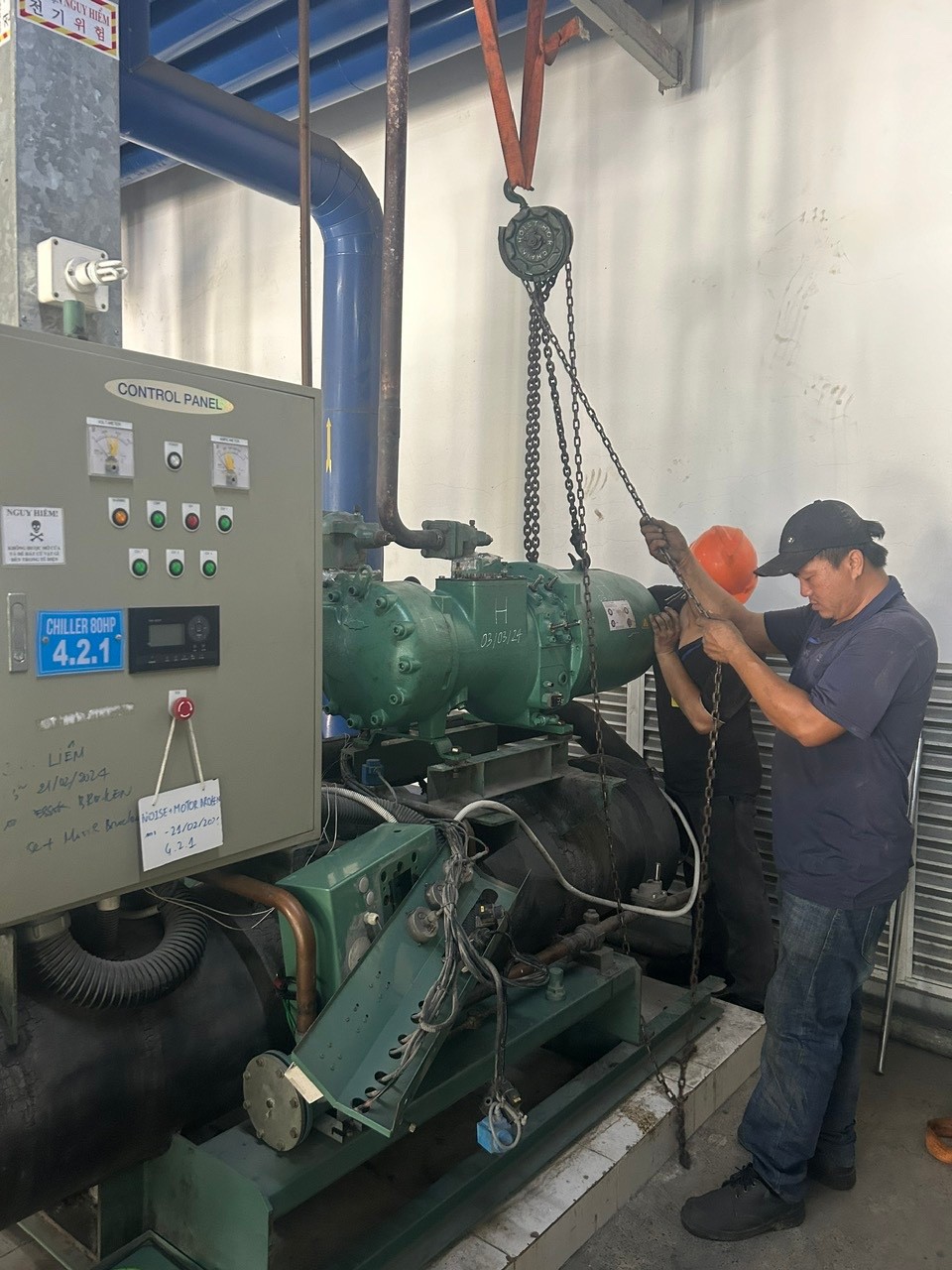 industrial air conditioner repair technician