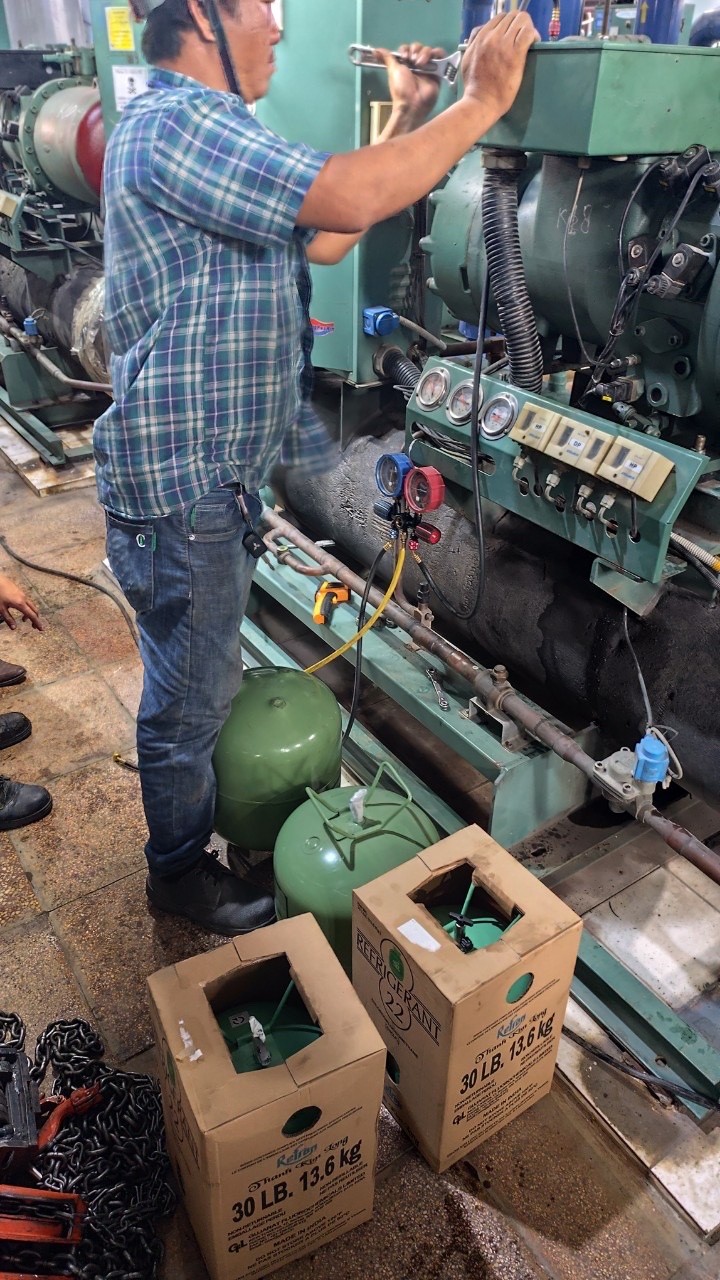 industrial air conditioner repair service technician