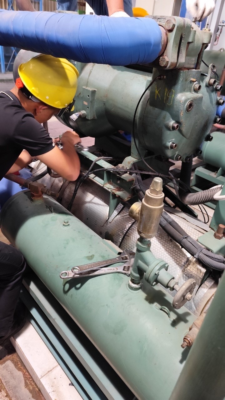 industrial air conditioner repair technician