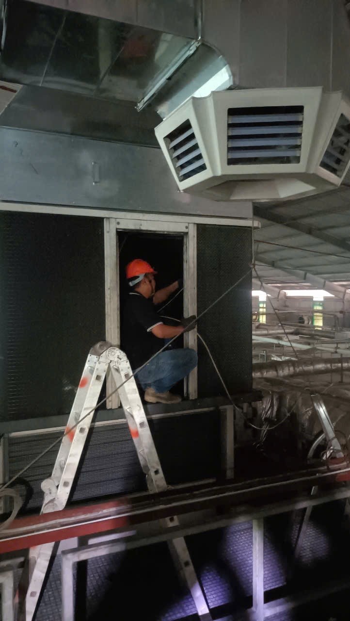 industrial air conditioner maintenance technician