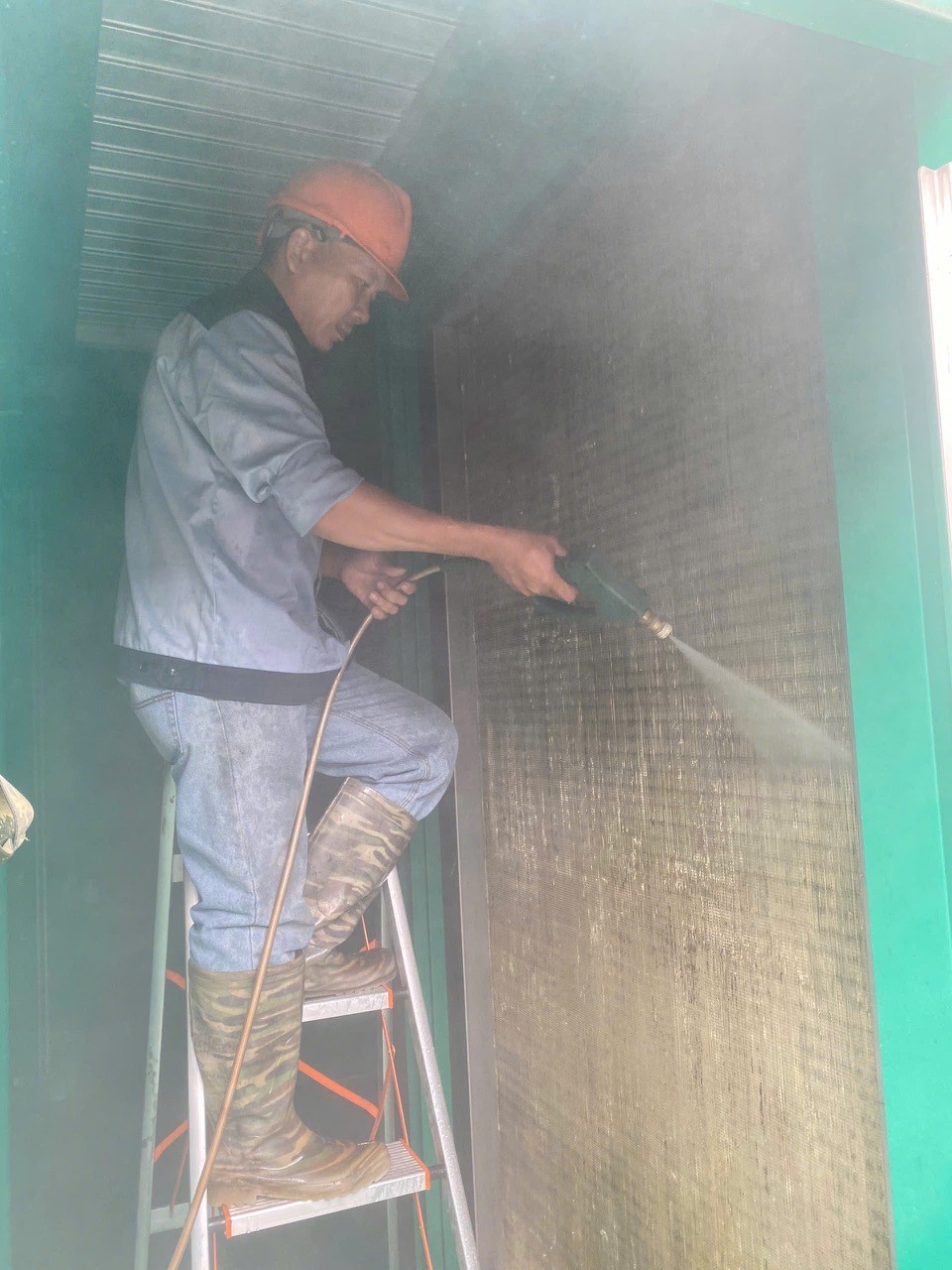 cleaning industrial air conditioner coils