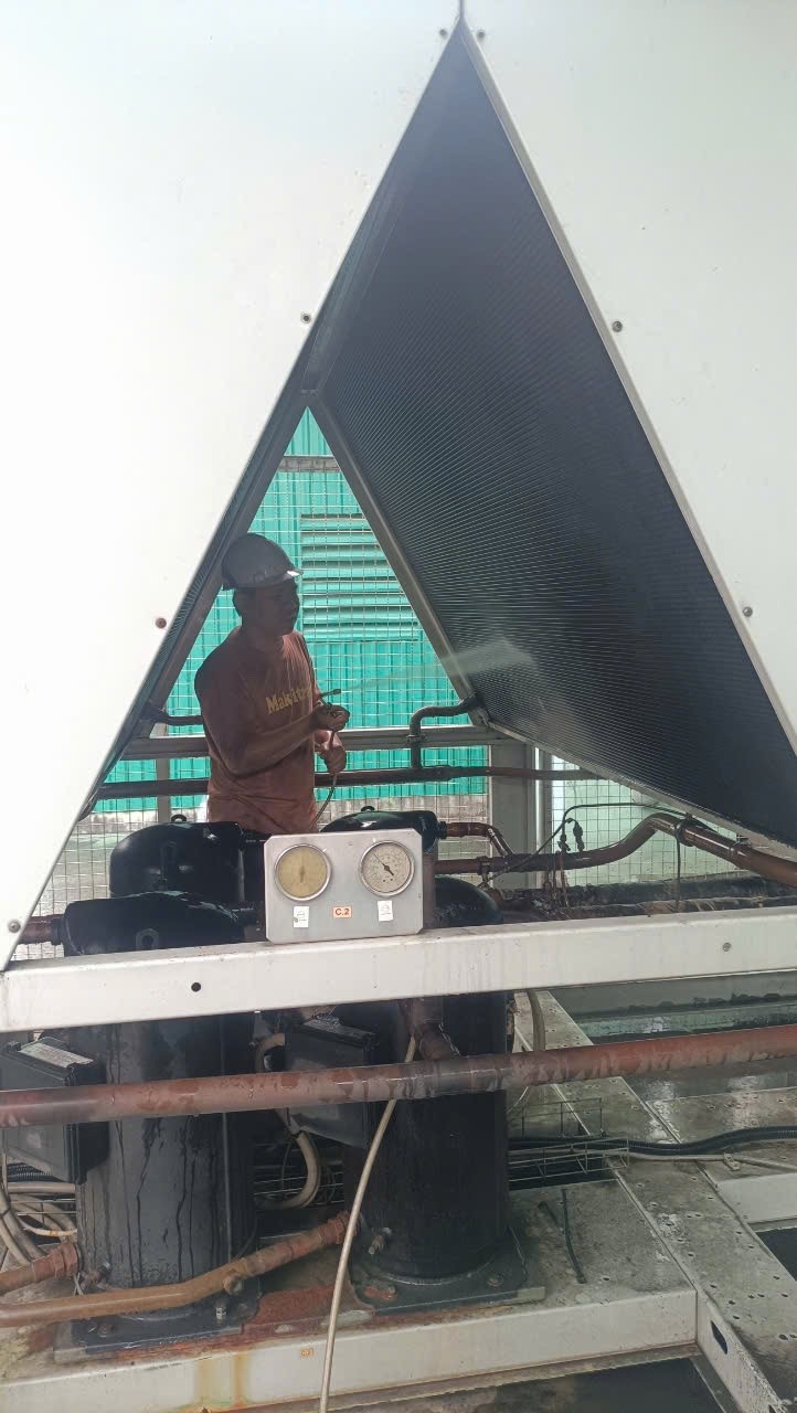 industrial air conditioner maintenance team